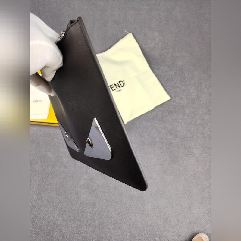 品牌：  fendi  芬迪款號：  銀鐵片手包貨號：  168568顔色