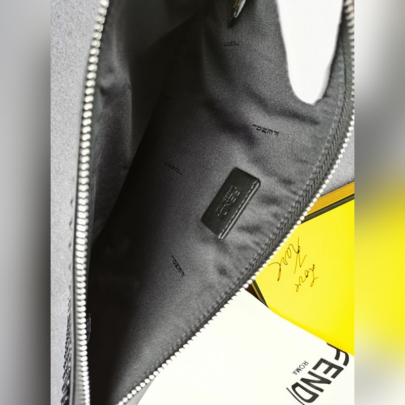 品牌：  fendi  芬迪款號：  銀鐵片手包貨號：  168568顔色