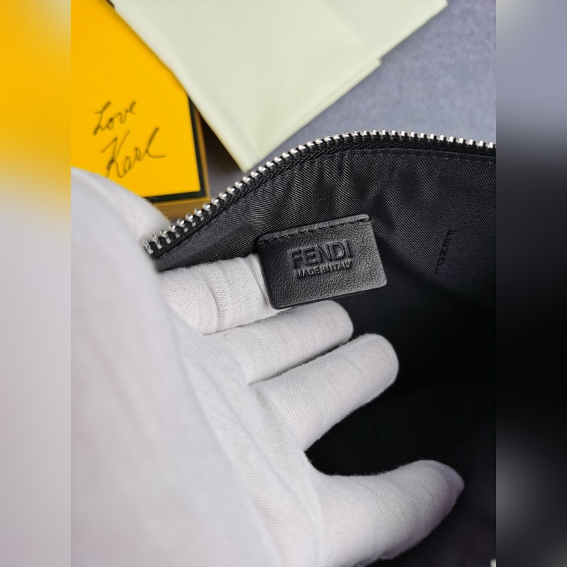 品牌：  fendi  芬迪款號：  銀鐵片手包貨號：  168568顔色