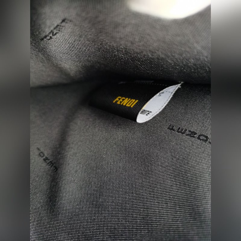 品牌：  fendi  芬迪款號：  銀鐵片手包貨號：  168568顔色