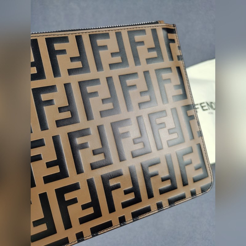 品牌：  fendi  芬迪款號：  絲印鋼印手包貨號：  168568顔