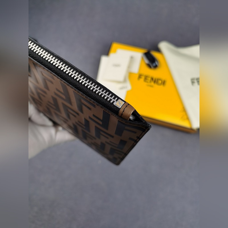 品牌：  fendi  芬迪款號：  絲印鋼印手包貨號：  168568顔
