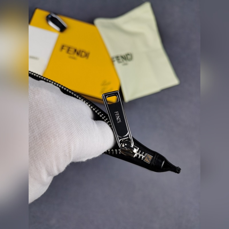 品牌：  fendi  芬迪款號：  水鑽老佛爺手包貨號：  168568