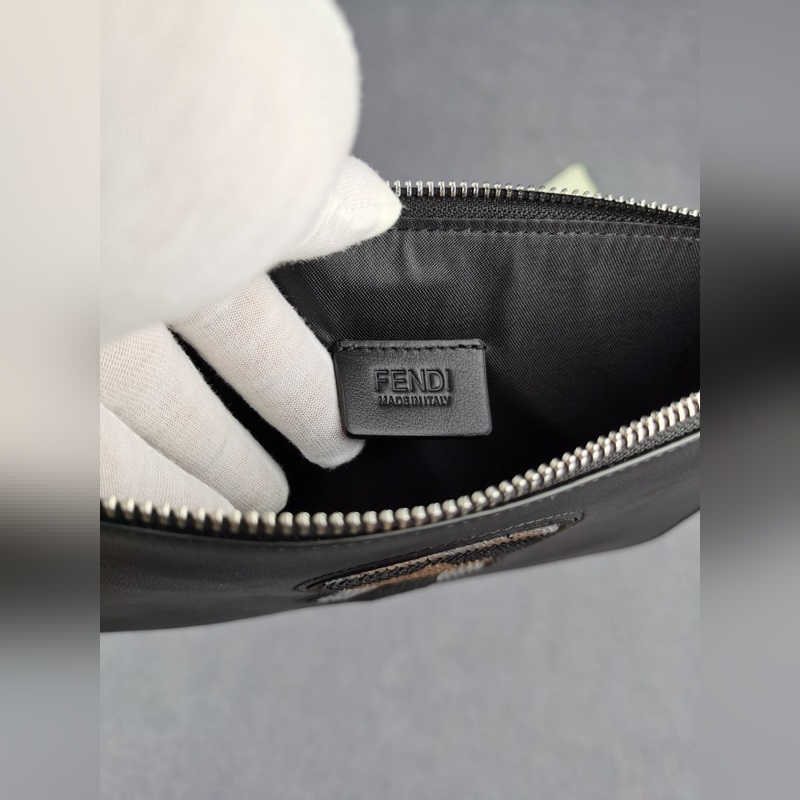 品牌：  fendi  芬迪款號：  水鑽老佛爺手包貨號：  168568