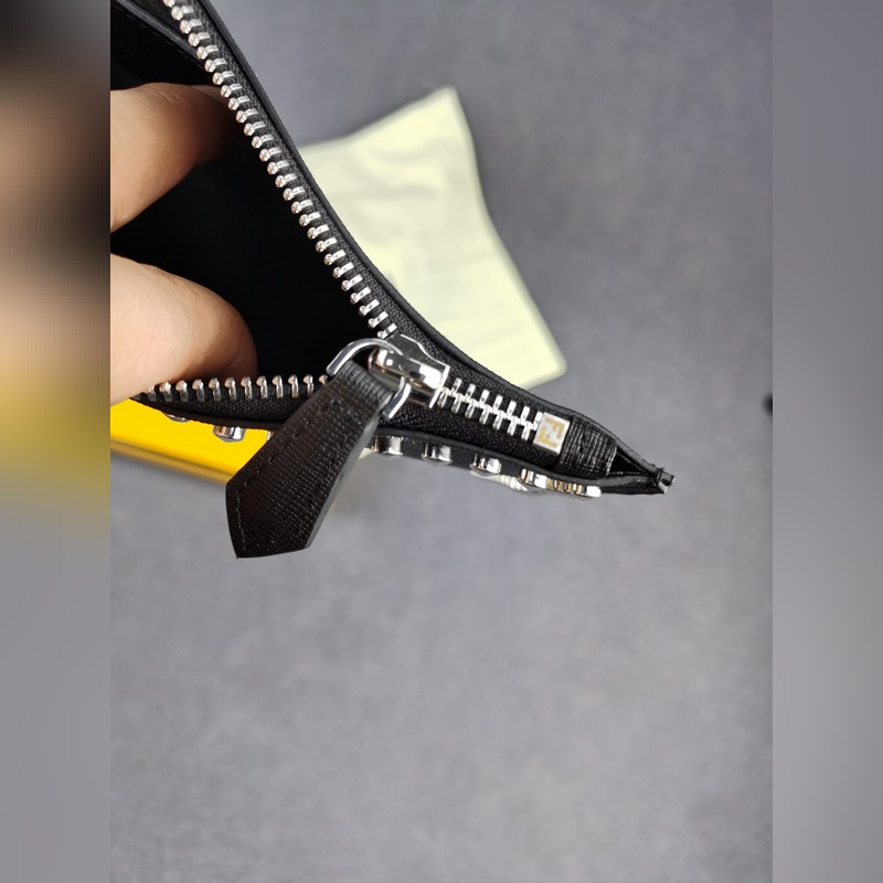 品牌：  fendi  芬迪款號：  老佛爺手包貨號：  168568顔色