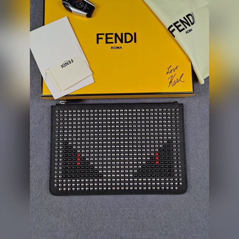 品牌：  fendi  芬迪款號：  釘釘紅眼手包貨號：  168568顔