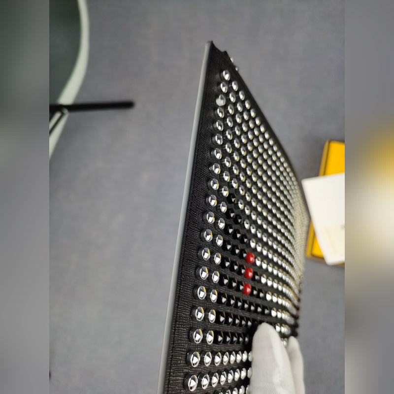 品牌：  fendi  芬迪款號：  釘釘紅眼手包貨號：  168568顔