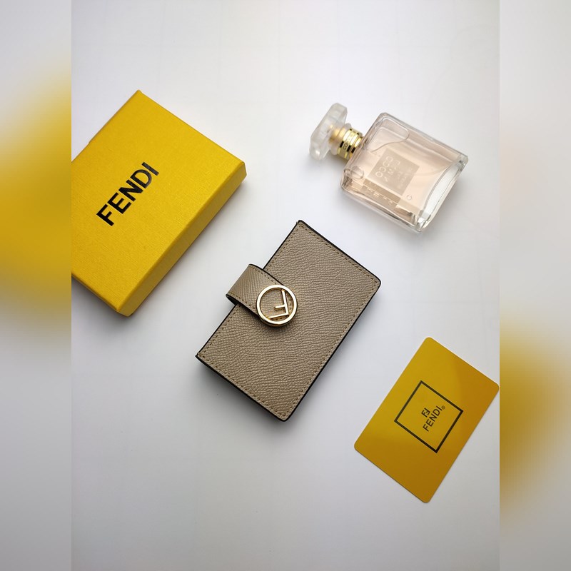 芬迪f is fendi平口卡片套有中間夾層和五個卡槽全新fendi徽標形狀細節