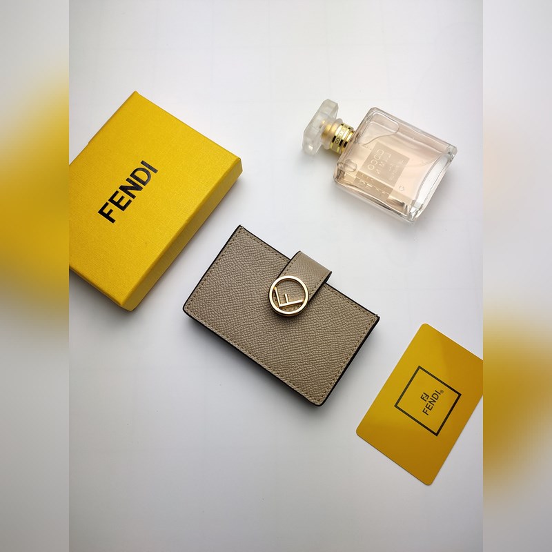 芬迪f is fendi平口卡片套有中間夾層和五個卡槽全新fendi徽標形狀細節
