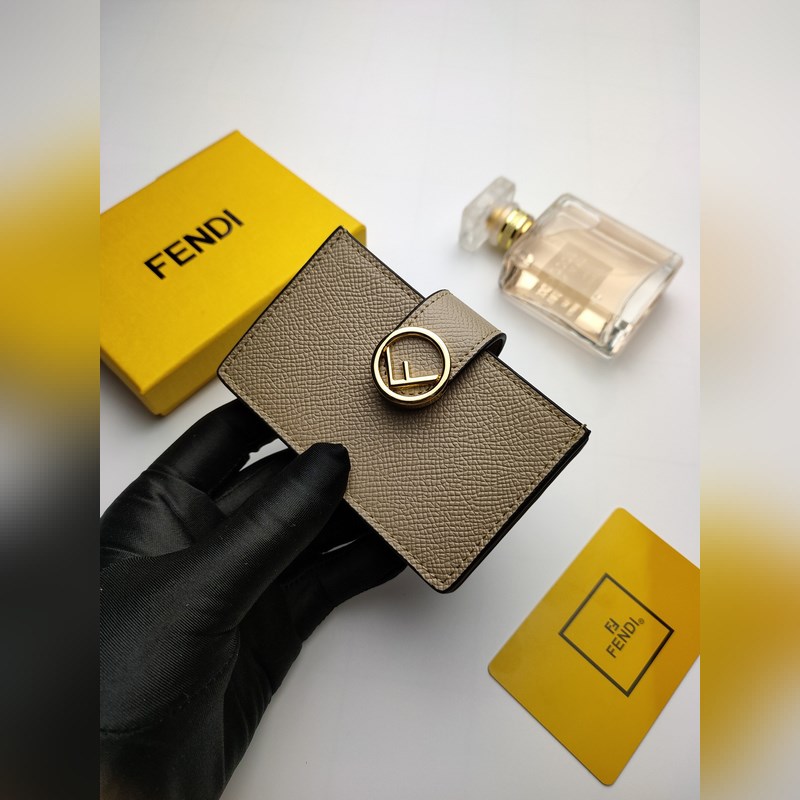 芬迪f is fendi平口卡片套有中間夾層和五個卡槽全新fendi徽標形狀細節