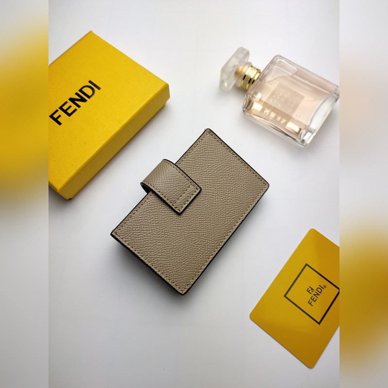 芬迪f is fendi平口卡片套有中間夾層和五個卡槽全新fendi徽標形狀細節