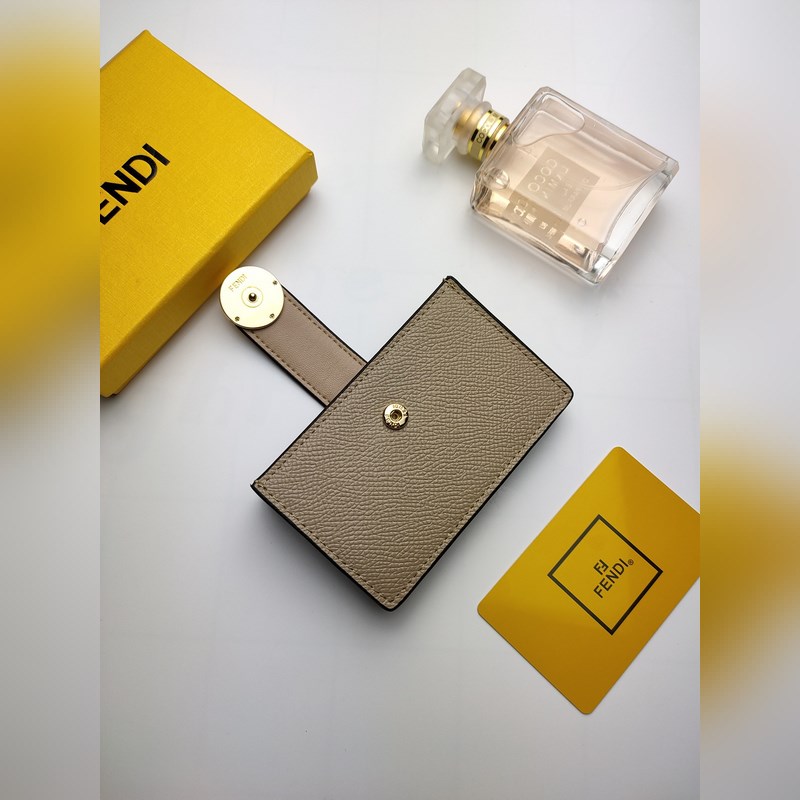 芬迪f is fendi平口卡片套有中間夾層和五個卡槽全新fendi徽標形狀細節