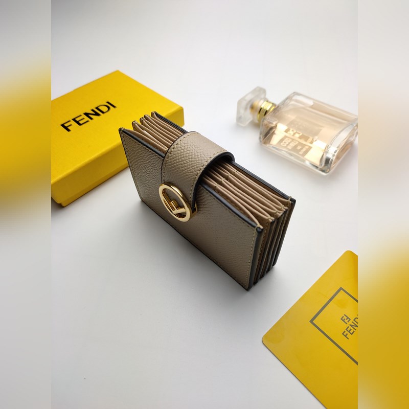 芬迪f is fendi平口卡片套有中間夾層和五個卡槽全新fendi徽標形狀細節