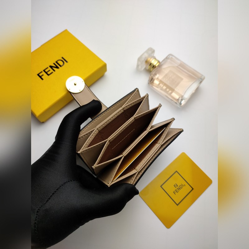 芬迪f is fendi平口卡片套有中間夾層和五個卡槽全新fendi徽標形狀細節