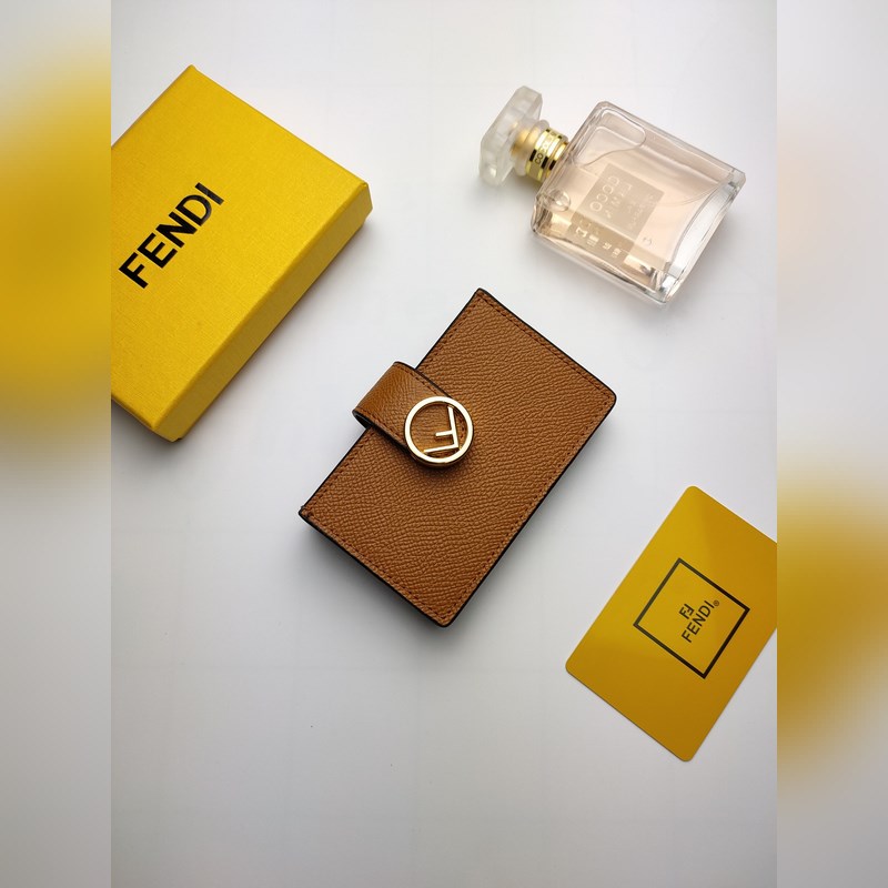芬迪f is fendi平口卡片套有中間夾層和五個(gè)卡槽全新fendi徽標(biāo)形狀細(xì)節(jié)