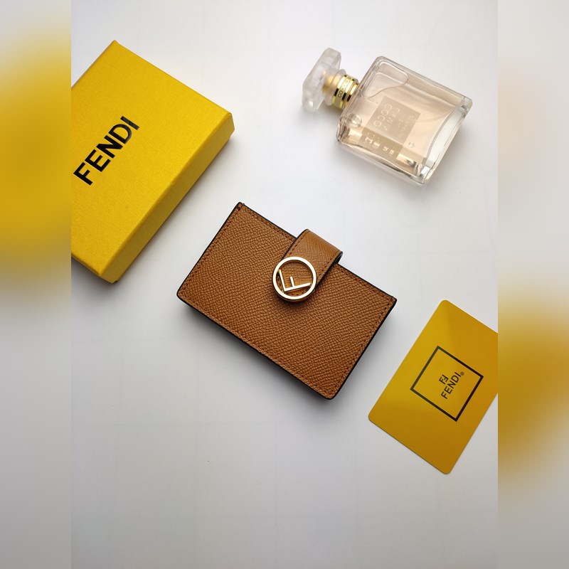 芬迪f is fendi平口卡片套有中間夾層和五個(gè)卡槽全新fendi徽標(biāo)形狀細(xì)節(jié)