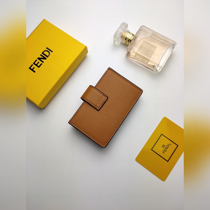 芬迪f is fendi平口卡片套有中間夾層和五個(gè)卡槽全新fendi徽標(biāo)形狀細(xì)節(jié)