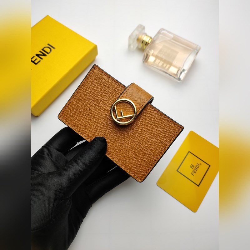 芬迪f is fendi平口卡片套有中間夾層和五個(gè)卡槽全新fendi徽標(biāo)形狀細(xì)節(jié)