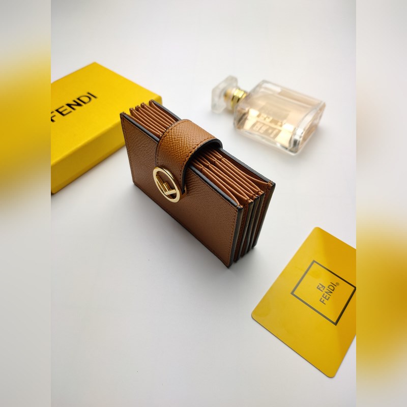 芬迪f is fendi平口卡片套有中間夾層和五個(gè)卡槽全新fendi徽標(biāo)形狀細(xì)節(jié)
