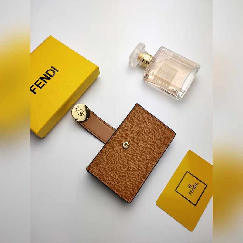 芬迪f is fendi平口卡片套有中間夾層和五個(gè)卡槽全新fendi徽標(biāo)形狀細(xì)節(jié)