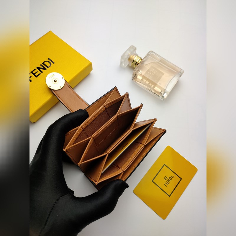 芬迪f is fendi平口卡片套有中間夾層和五個(gè)卡槽全新fendi徽標(biāo)形狀細(xì)節(jié)