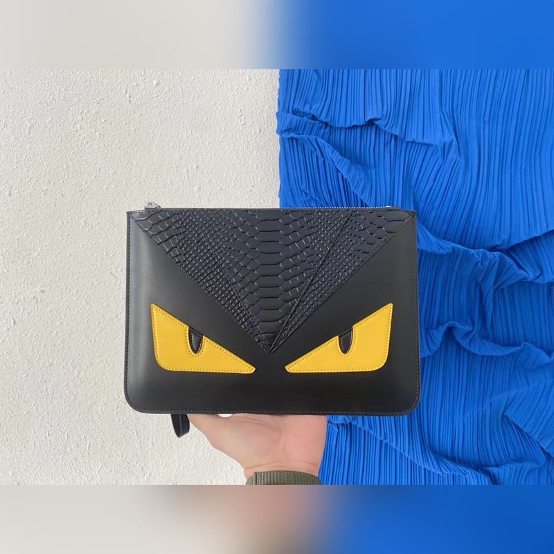 fendi 芬迪小怪獸牛皮手拿包 男士夾包 信封包 經典logo搭配原廠工藝材