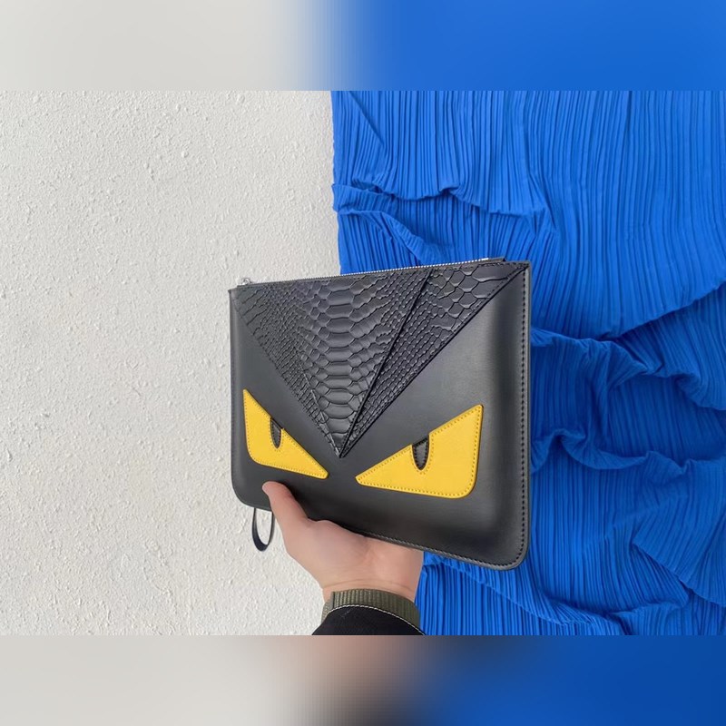 fendi 芬迪小怪獸牛皮手拿包 男士夾包 信封包 經典logo搭配原廠工藝材