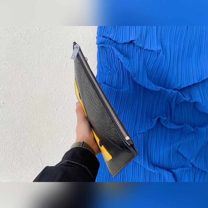 fendi 芬迪小怪獸牛皮手拿包 男士夾包 信封包 經典logo搭配原廠工藝材