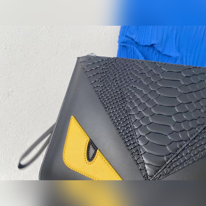 fendi 芬迪小怪獸牛皮手拿包 男士夾包 信封包 經典logo搭配原廠工藝材