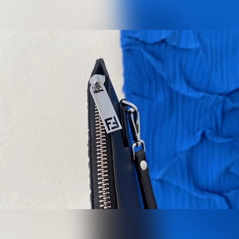 fendi 芬迪小怪獸牛皮手拿包 男士夾包 信封包 經典logo搭配原廠工藝材