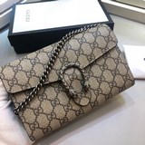 原版品質頗具結構感的真皮鍊式迷你手袋/錢包配以織紋虎頭馬刺扣此獨特細節靈感來于希