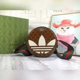 gg作為adidasxgucci聯名系列之一，這款ophidia系列肩背包飾有t