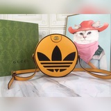 gg作為adidasxgucci聯名系列之一，這款ophidia系列肩背包飾有t