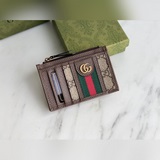 官網同步新款 20世紀70年代在gucci～cy系列中推出的纖薄卡包帶有多個口袋