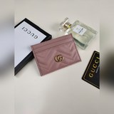 GUCCI新款女士卡包。GG Marmont卡片夾。采用小牛皮，绗縫人形花紋配以