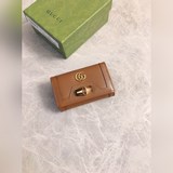 零錢包～錢包采用别緻的竹節鎖扣設計，突顯設計美感，由原工廠小牛皮制作而成，小身材