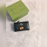 零錢包～錢包采用别緻的竹節鎖扣設計，突顯設計美感，由原工廠小牛皮制作而成，小身材