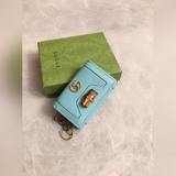 鑰匙包采用别緻的竹節鎖扣設計，突顯設計美感，由原工廠小牛皮制作而成，頂級原單出品