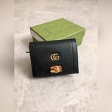 卡包～錢包采用别緻的竹節鎖扣設計，突顯設計美感，由原工廠小牛皮制作而成，頂級原單