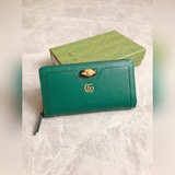拉鍊包采用别緻的竹節鎖扣設計，突顯設計美感，由原工廠小牛皮制作而成，頂級原單出品