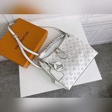 beaubourg hobo 中號手袋取材 monogram 镂花穿孔小牛皮，再