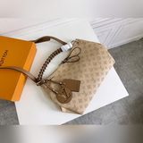 beaubourg hobo 中號手袋取材 monogram 镂花穿孔小牛皮，再