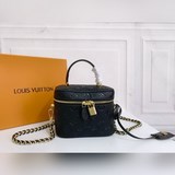 本款 vanity 小號手袋融合 giant monogram 壓紋、雅緻構型和
