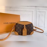 nicolas ghesquière 于 2023 秋冬推出 deauville