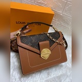 最新款biface手袋2023早春系列新品，是女裝藝術總監nicolasghes