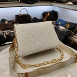 m57793 奶白色 coussin 小號手袋于 2023 春夏時裝秀大放異彩。