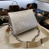 m57793 奶白色 coussin 小號手袋于 2023 春夏時裝秀大放異彩。