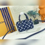 【獨家實拍M81168對版牛仔粉】以經典的Monogram帆布制成的Nano S