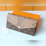 M80726 本款 Sarah 錢夾采用 Monogram 和 Monogram