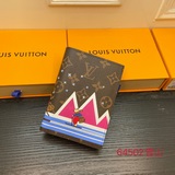M64502雪山護照夾  尺寸：10.0 x 14.0 x 2.5 cm 時尚出